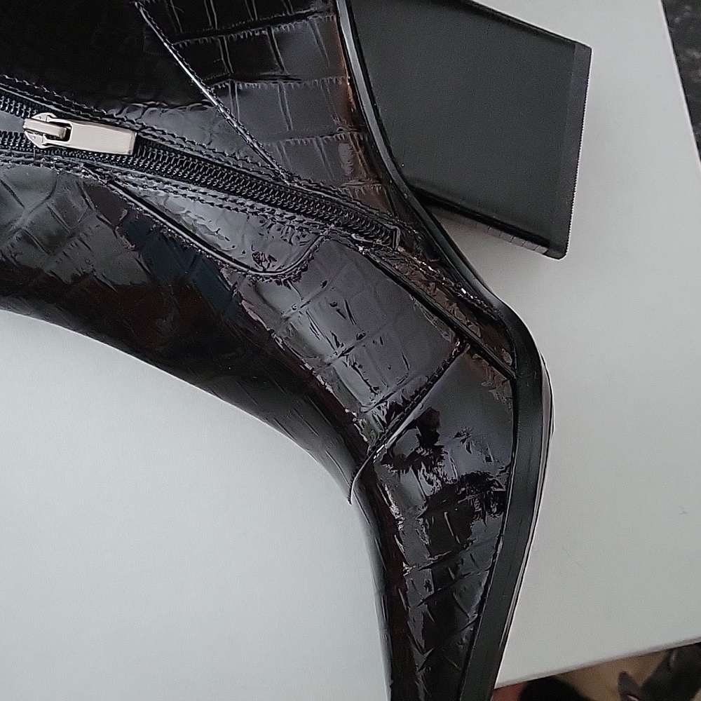 New patent leather Vince Camuto ankle boots, gorgeous! - Picture 5 of 7